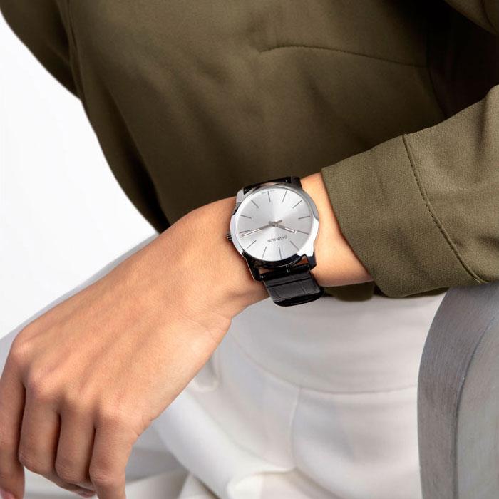 Calvin Klein K2G221C6 City Extension Quarz Unisex Uhr mit silbernem Zifferblatt Calvin Klein K2G221C6 City Extension Quarz Unisex Uhr mit silbernem Zifferblatt